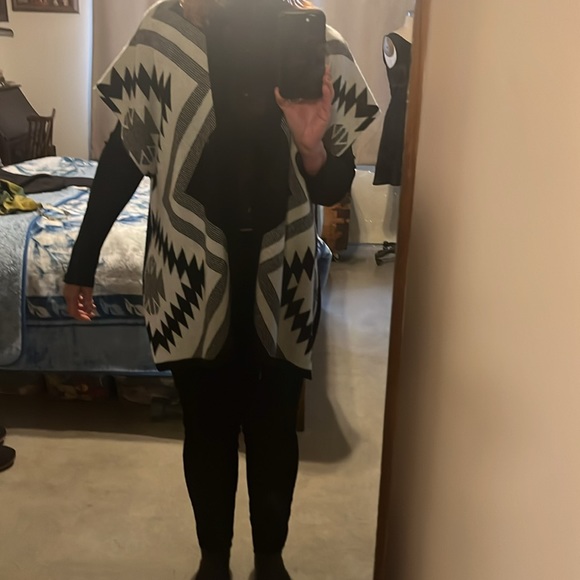 Neiman  Marcus the cashmere collection southwestern modern poncho - Picture 9 of 14